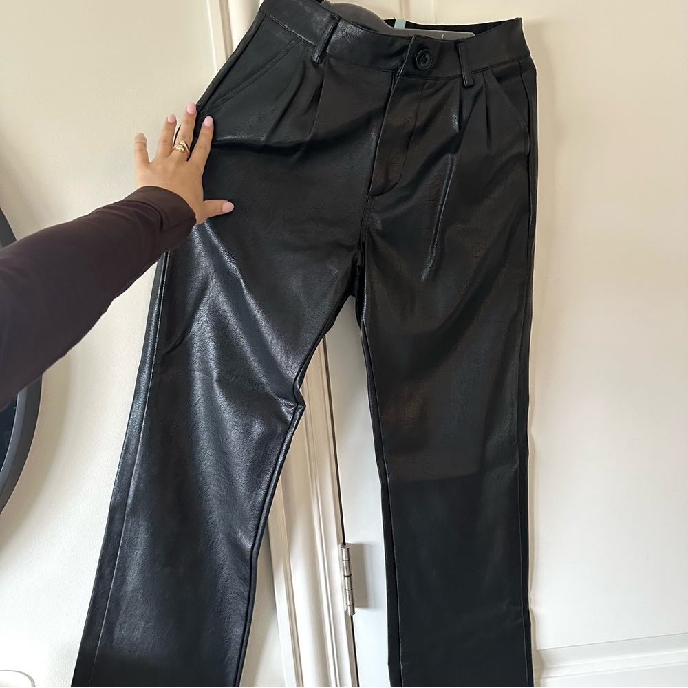 Elegant Black Straight Leg Trousers with Pleats